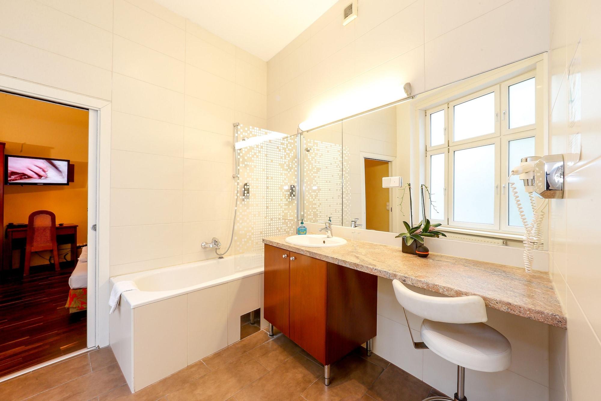 Timeout City Hotel, 5 Min To City Center, Self Check In Вена Экстерьер фото